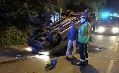 Rrotullohet taksi, pasagjeri ndërmerr veprim të papritur (Foto)