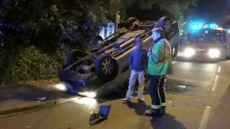 Rrotullohet taksi, pasagjeri ndërmerr veprim të papritur (Foto)