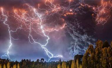 Rrufetë pranë një vullkani aktiv: Ja fotografitë e magjishme (Foto)