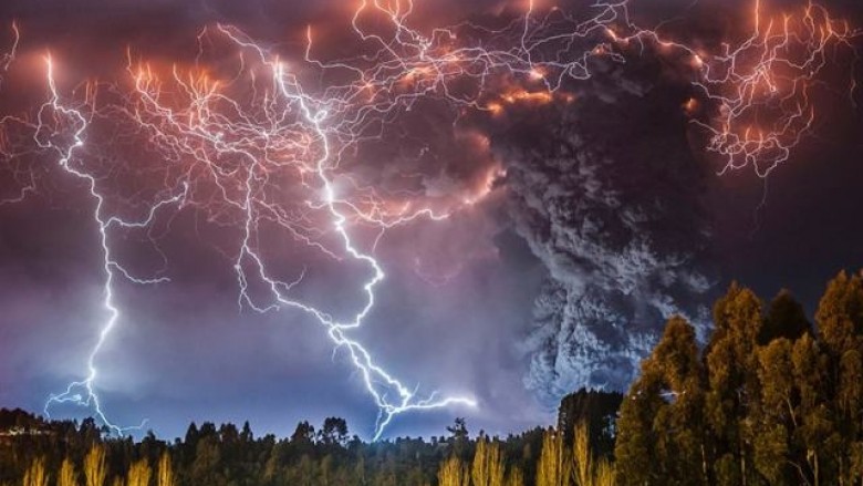 Rrufetë pranë një vullkani aktiv: Ja fotografitë e magjishme (Foto)