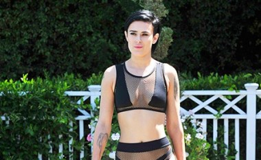 Rumer Willis, pak relaks në pishinë (Foto)