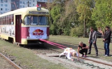 Rusja tërheq tramvajin 19 tonësh (Video)