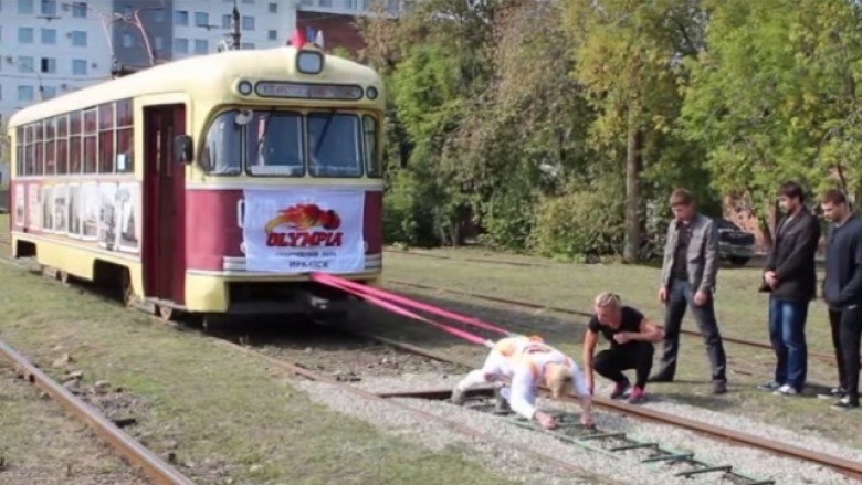 Rusja tërheq tramvajin 19 tonësh (Video)