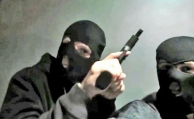 Maskat grabisin autoblindën me rreth 165 mijë euro në Leposaviq