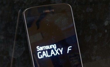 Samsung “prezanton” modelin premium Galaxy F