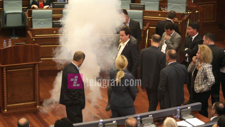 Pamjet e tymosura në Parlament, mesazh negativ për investitorët
