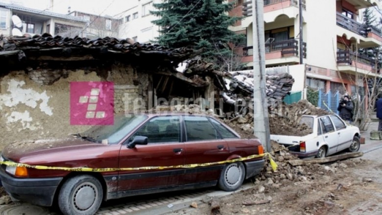 Shembet shtëpia e vjetër në qendër të Prishtinës (Foto)