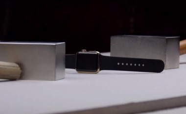 Shikoni se si e shkatërrojnë një Apple Watch të dhjetëmijë dollarëve! (Video)