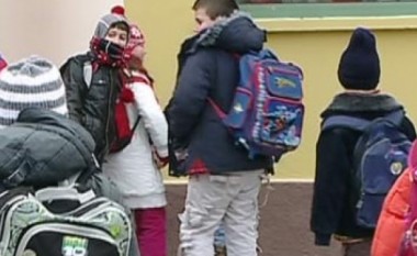 Disa shkolla vazhdojnë pushimin dimëror, shkak ngrohja (Video)