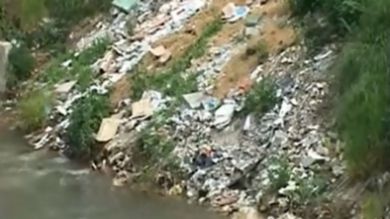 Tetovë, shtrati i lumit Shkumbin shndërrohet në deponi (Video)