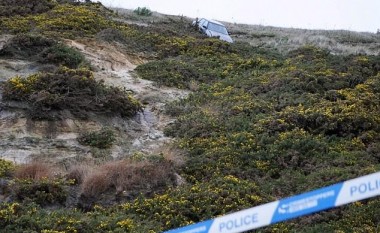 Shkurret e dendura e ndaluan veturën të shkonte poshtë shkëmbit (Foto)