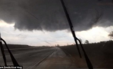 Shoferi futet nën urë, për të shpëtuar nga tornado që i vinte para (Video)