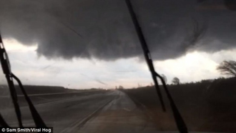 Shoferi futet nën urë, për të shpëtuar nga tornado që i vinte para (Video)