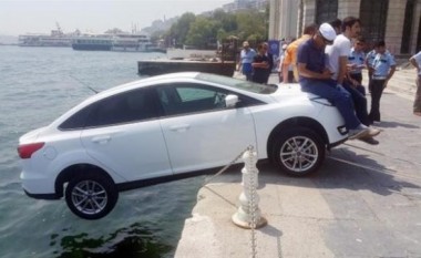 Shpëtohet vetura nga rënia në Bosfor (Foto/Video)