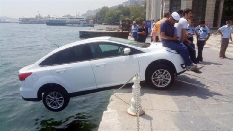 Shpëtohet vetura nga rënia në Bosfor (Foto/Video)