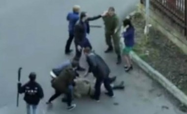 Shpëtoi pengun e “rrëmbyer”, nuk e dinte se po ndërpriste xhirimin e një filmi (Video)