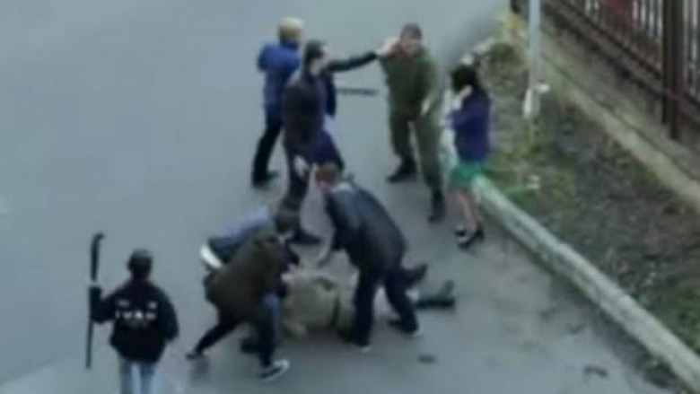 Shpëtoi pengun e “rrëmbyer”, nuk e dinte se po ndërpriste xhirimin e një filmi (Video)