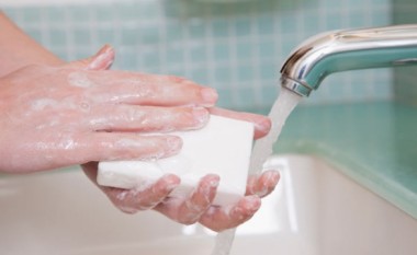 Shprehia e larjes së duarve me sapun
