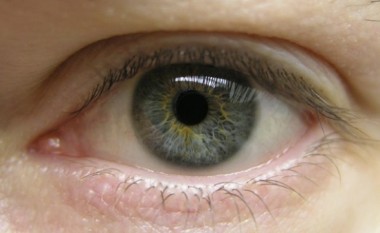 Teknika e lashtë për përmirësimin e shikimit, pacientit i pastrohet syri me zhiletin e rrojës (Video)