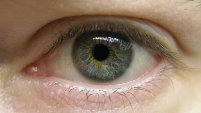 Teknika e lashtë për përmirësimin e shikimit, pacientit i pastrohet syri me zhiletin e rrojës (Video)