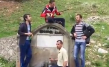 Shqiptarët me çifteli i këndojnë Gruevskit (Video)