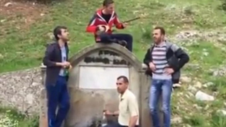 Shqiptarët me çifteli i këndojnë Gruevskit (Video)