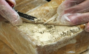 Policia gjen mbi katër kilogramë heroinë në një banesë në Prishtinë, arrestohet një person