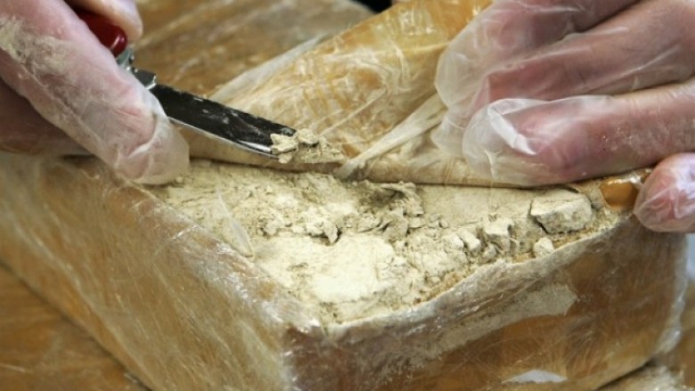 Policia gjen mbi katër kilogramë heroinë në një banesë në Prishtinë, arrestohet një person