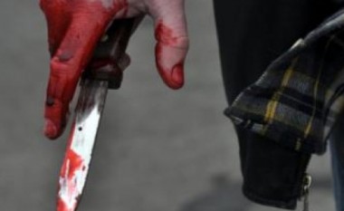 Therret me thikë një turist amerikan në Ohër