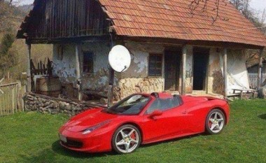 Shqiptari me shtëpinë si kasolle dhe me veturë Ferrari (Foto)