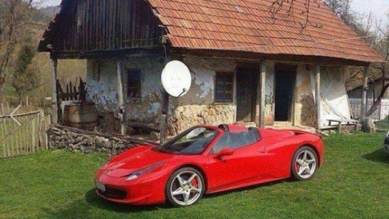 Shqiptari me shtëpinë si kasolle dhe me veturë Ferrari (Foto)