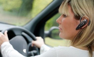 Shtatzëna kujdes, si shofer shpërqendroheni edhe nëse përdorni komandat me zë në veturë!