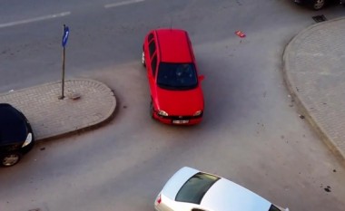 Shumë u mundua kjo grua për ta parkuar veturën në Prishtinë (Video)