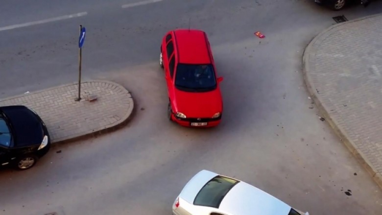 Shumë u mundua kjo grua për ta parkuar veturën në Prishtinë (Video)