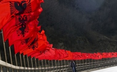 Pos që është ndër më të bukurit, flamuri kuqezi radhitet si i pesti më i vjetri në botë (Foto)