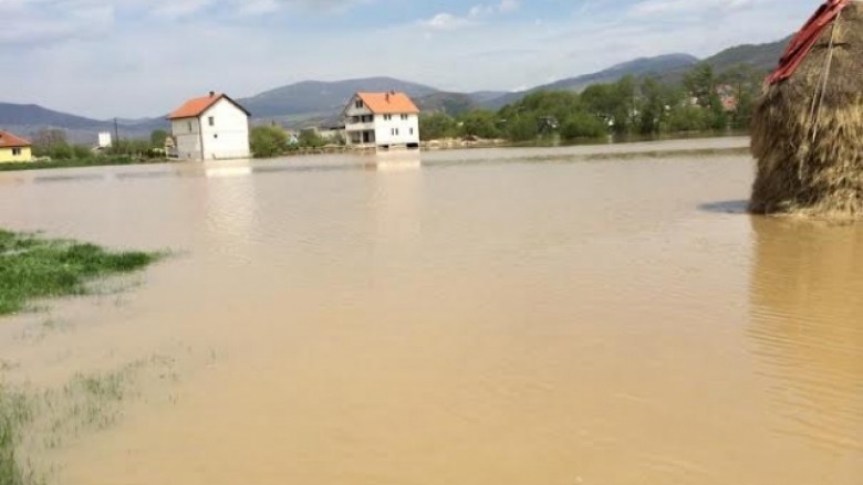 Sitnica vërshon 19 shtëpi në Mitrovicë