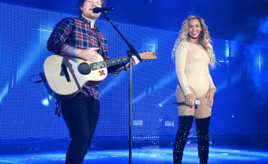 Beyonce dhe Ed Sheeran së bashku në skenë (Video)