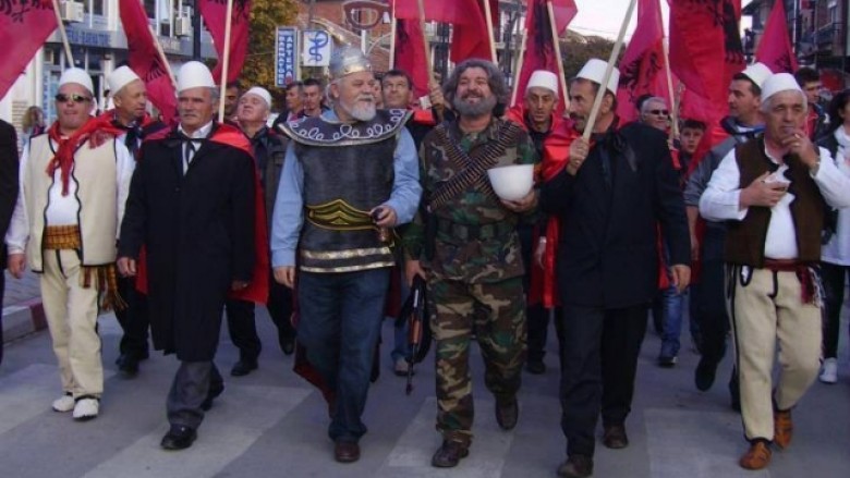 “Skënderbeu” dhe “Adem Jashari” marshojnë në Strugë (Foto)