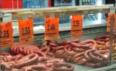 Skandaloze: Supermarketi në Kosovë, në frigoriferin me prodhime mishi ka edhe zogj të gjallë! (Video)