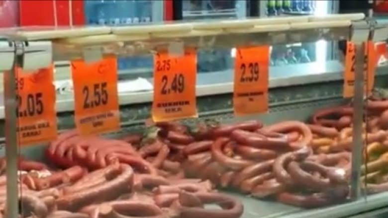 Skandaloze: Supermarketi në Kosovë, në frigoriferin me prodhime mishi ka edhe zogj të gjallë! (Video)