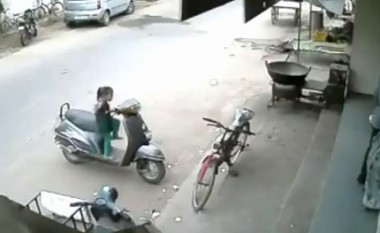 Kurrë mos e lini fëmijën pa mbikëqyrje e motoçikletën ndezur! (Video)