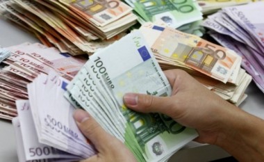 Paga mesatare në Shqipëri u rrit në 725 euro në vitin 2023