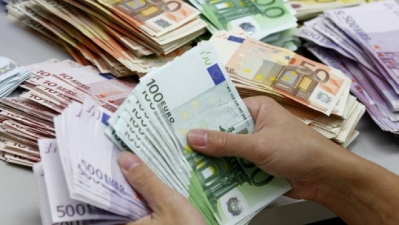 Paga mesatare në Shqipëri u rrit në 725 euro në vitin 2023