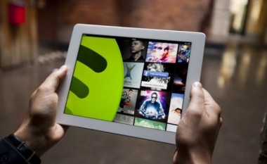 Spotify i përgjigjet Apple: I kemi 75 milionë përdorues!