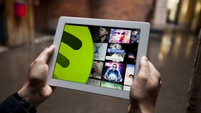 Spotify i përgjigjet Apple: I kemi 75 milionë përdorues!