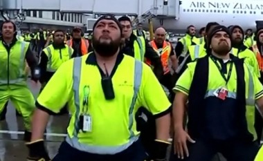 Stafi i aeroportit “zbresin” në pistë – për të kërcyer (Video)