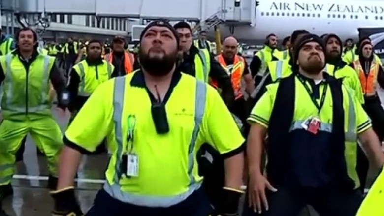 Stafi i aeroportit “zbresin” në pistë – për të kërcyer (Video)