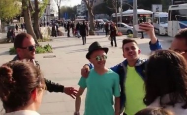 Studentët nga Kosova, kamerë të fshehtë me “vëllain” e Justin Bieberit (Video)