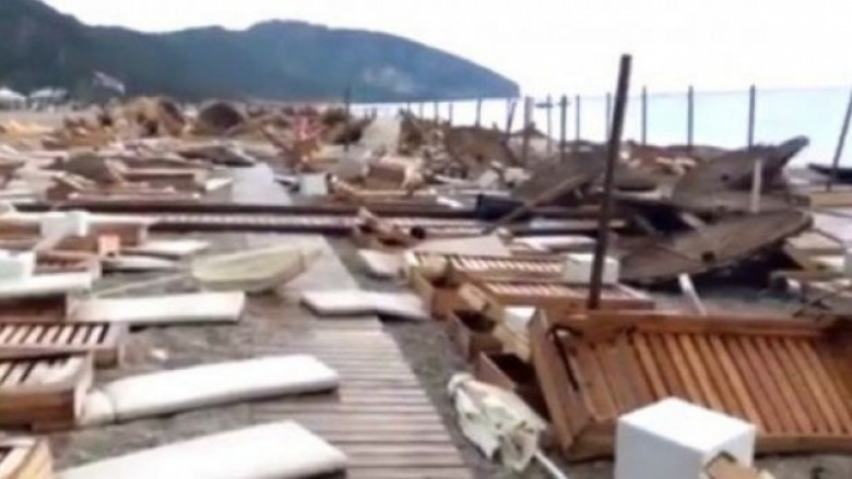 Reshjet e dendura të shiut shkaktojnë edhe dëme në plazhet e Orikumit
