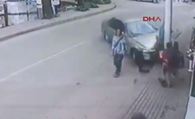 Shtylla e telefonit, ua shpëtoi jetën tre personave (Video)